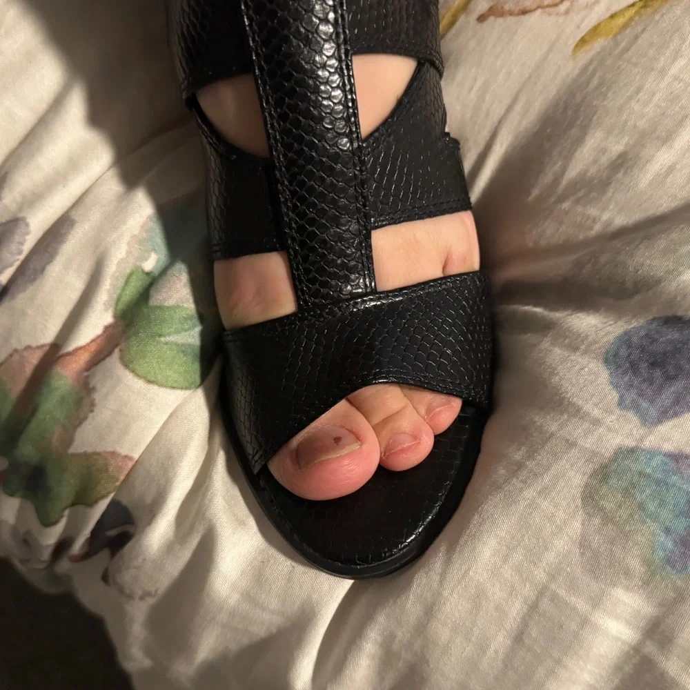 Elegant Black Strappy Heels Simply Vera By Vera Wang Size 9 - Picture 12 of 12